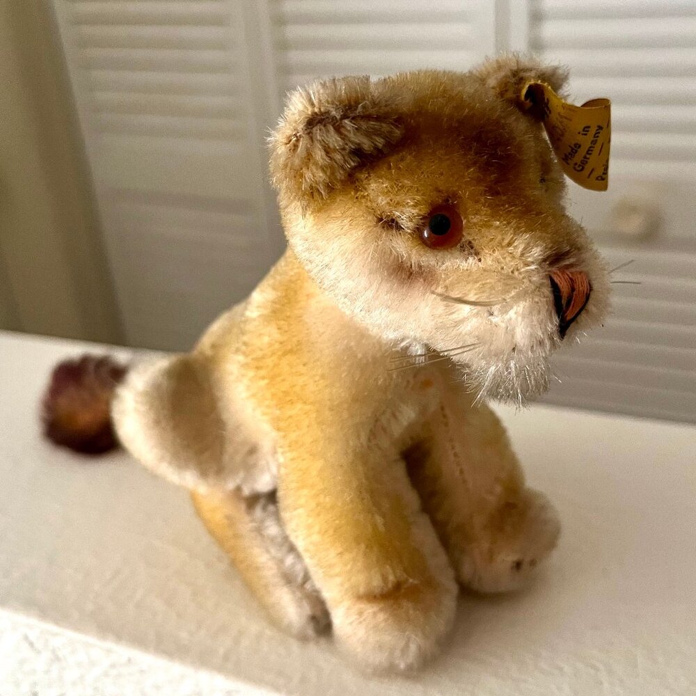 Vintage 1950s Steiff Lioness "Lea" Sitting – With Button – Rare Collectible